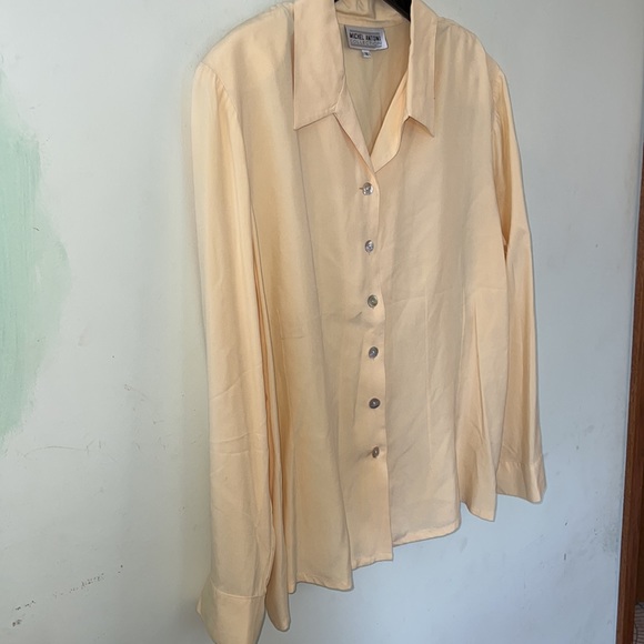 Michel Antoni Collection Blouse 100% Silk light Yellow/ shell buttons Sz 18 - Picture 4 of 11